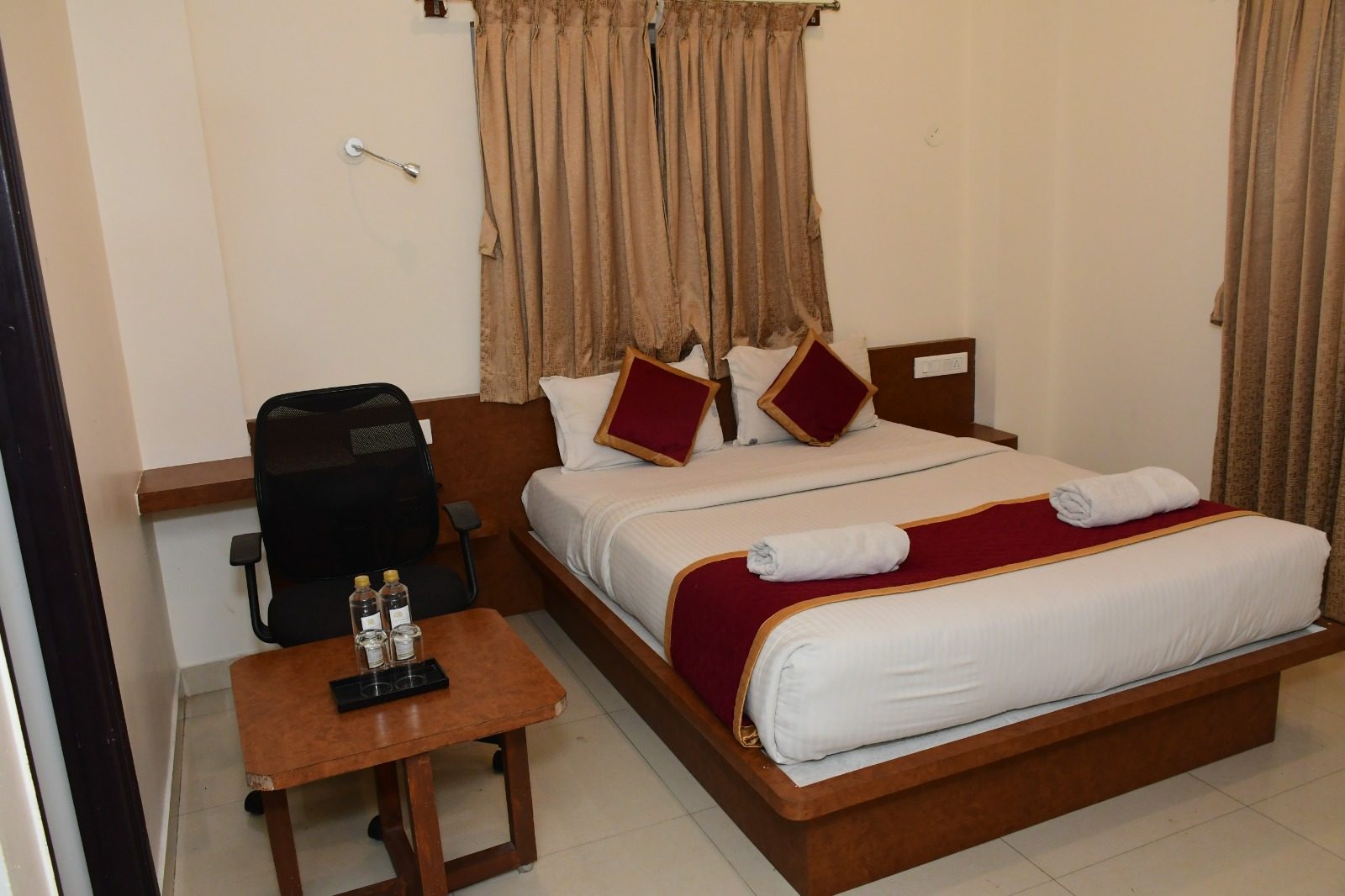 Standard Queen Room - Bed Angle 2